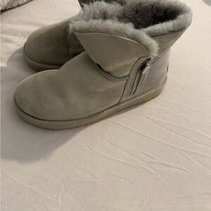 Uggs - like new cozy light tanish gray  size 8 cute side zipper boots